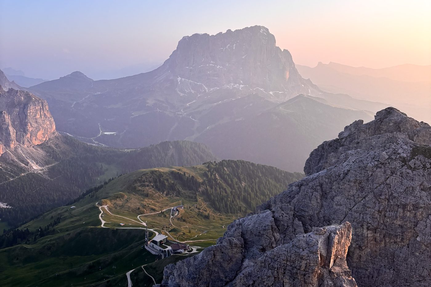 Vista sul Sassolungo dai Pizzi Cir al tramonto — escursione Dantercepies Passo Gardena, Selva Val Gardena