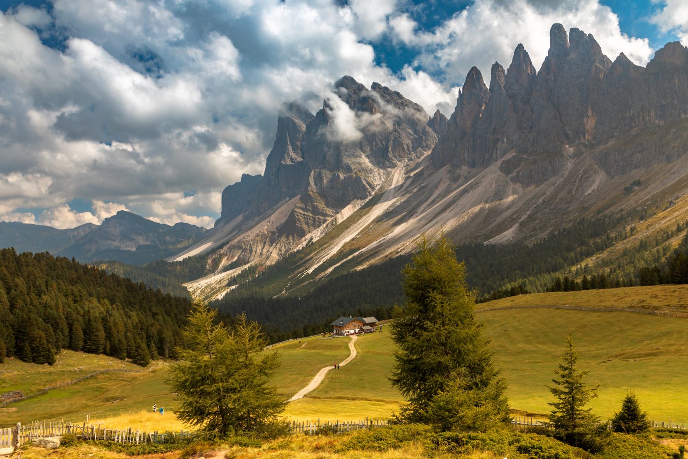 Rifugio Malga Brogles sotto le guglie delle Odle — escursione da Resciesa, Ortisei Val Gardena