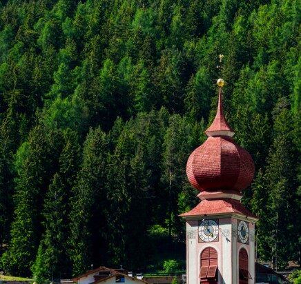 Centro pedonale di Ortisei in Val Gardena — zona shopping e passeggiata con vista sulle Odle