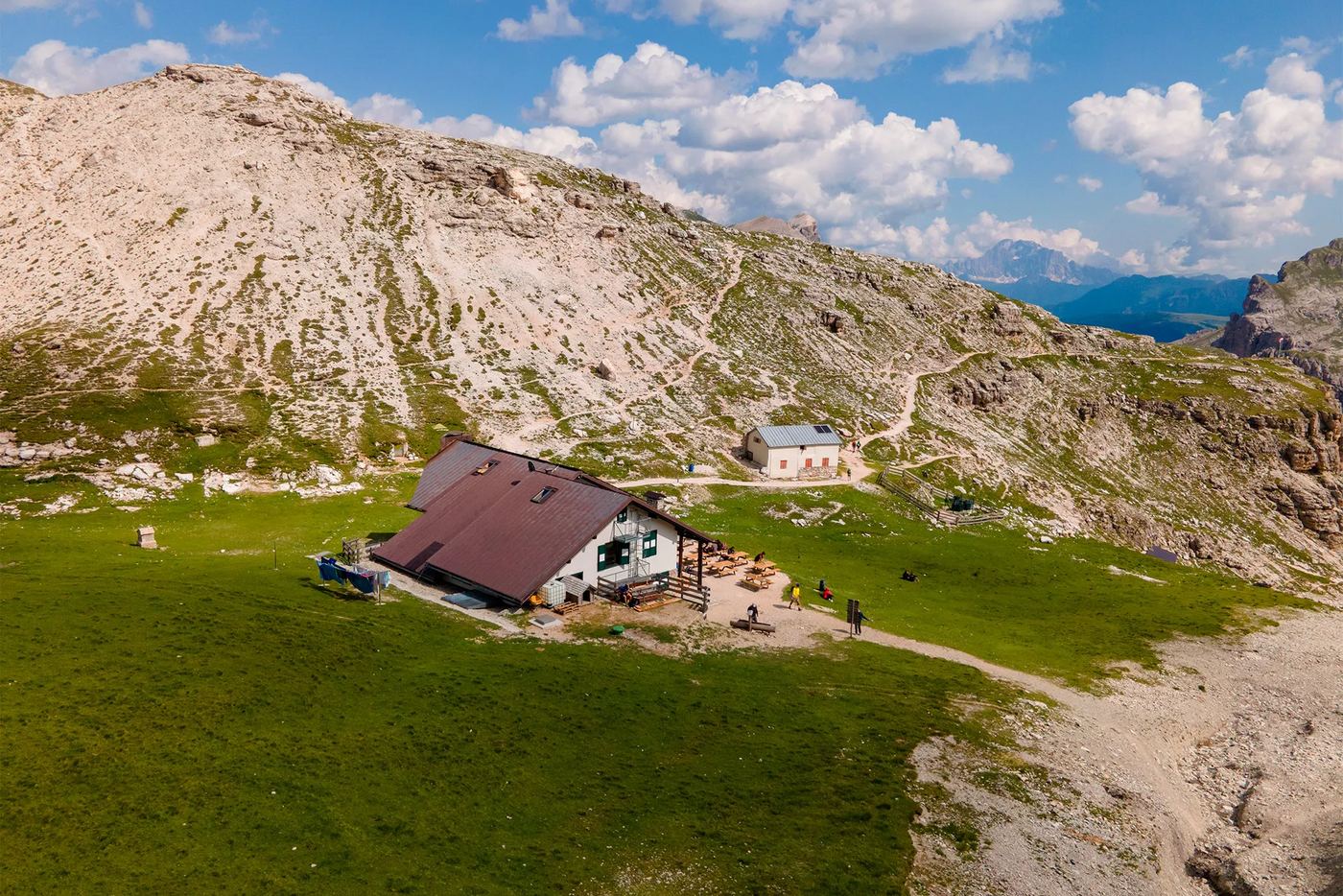 Rifugio Puez a 2500 m sull'altopiano arido del Puez — traversata difficile da Selva Val Gardena