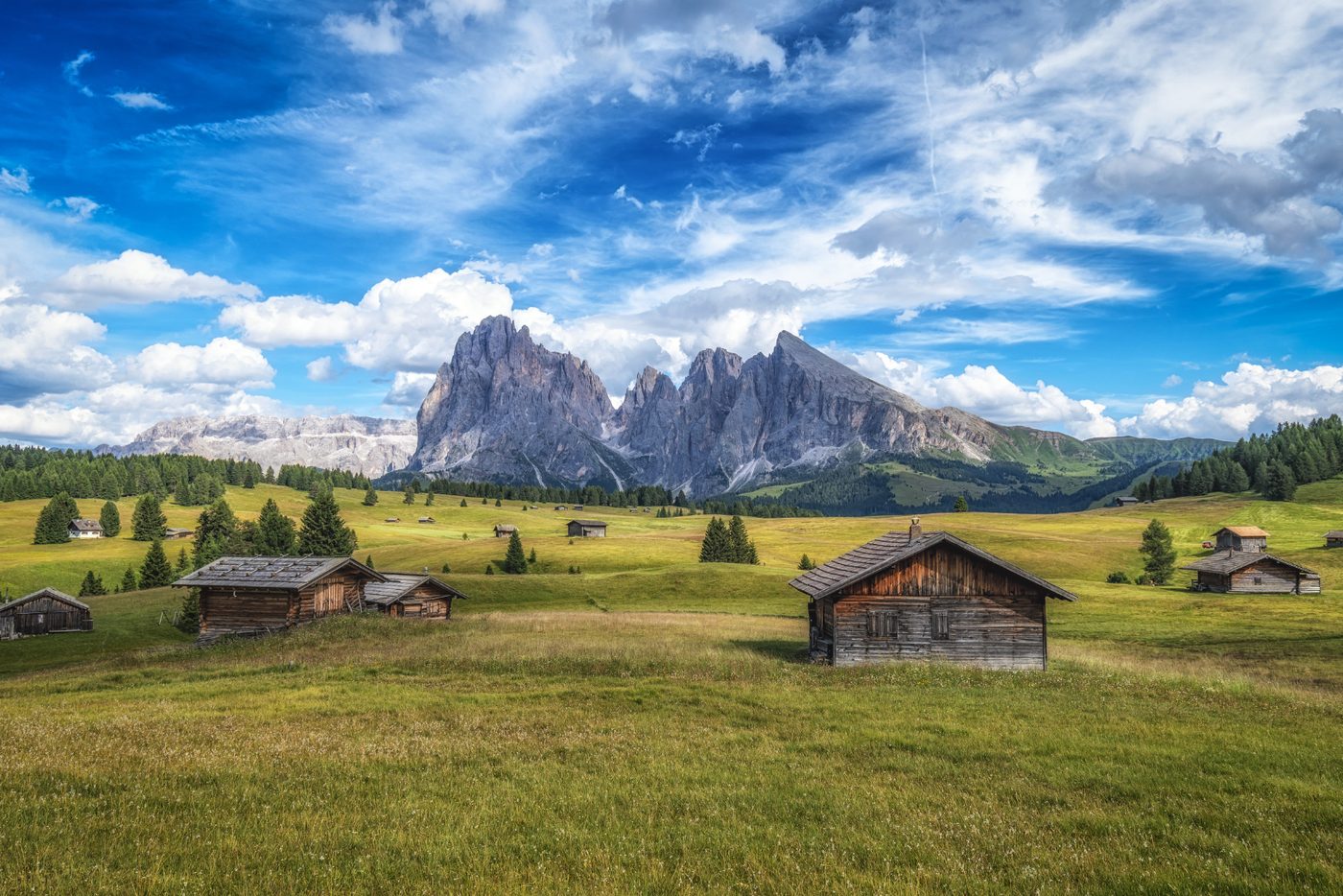 Sassolungo e Sassopiatto dall'Alpe di Siusi con baite tradizionali — Giro del Sassolungo, escursione difficile da Santa Cristina