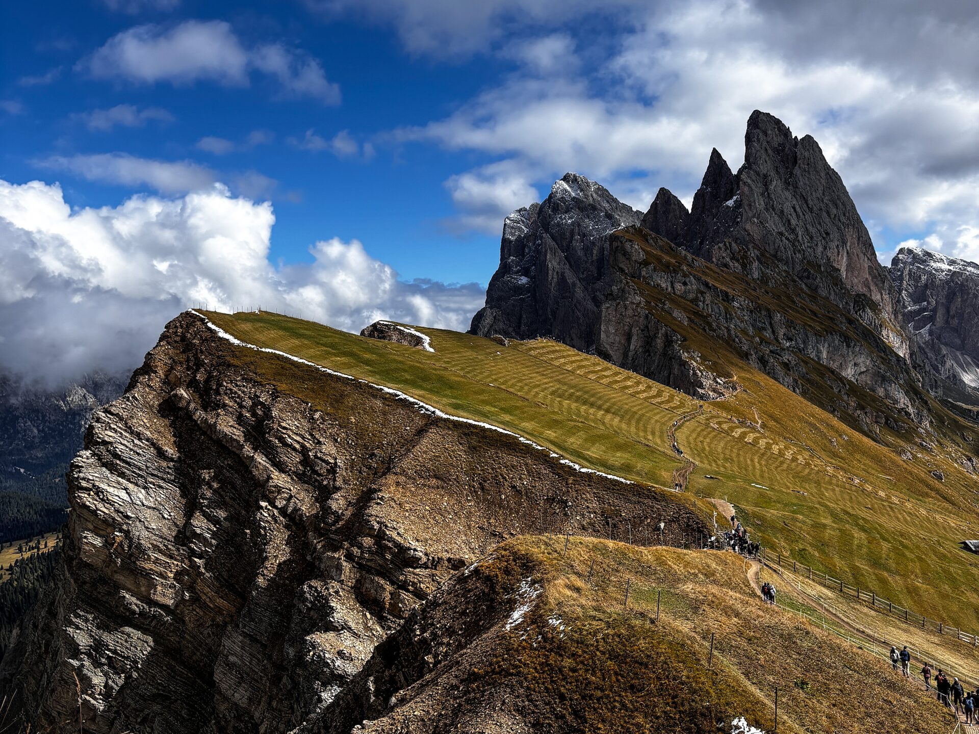 Traversata del Seceda discesa verso Santa Cristina Odle cresta Dolomiti