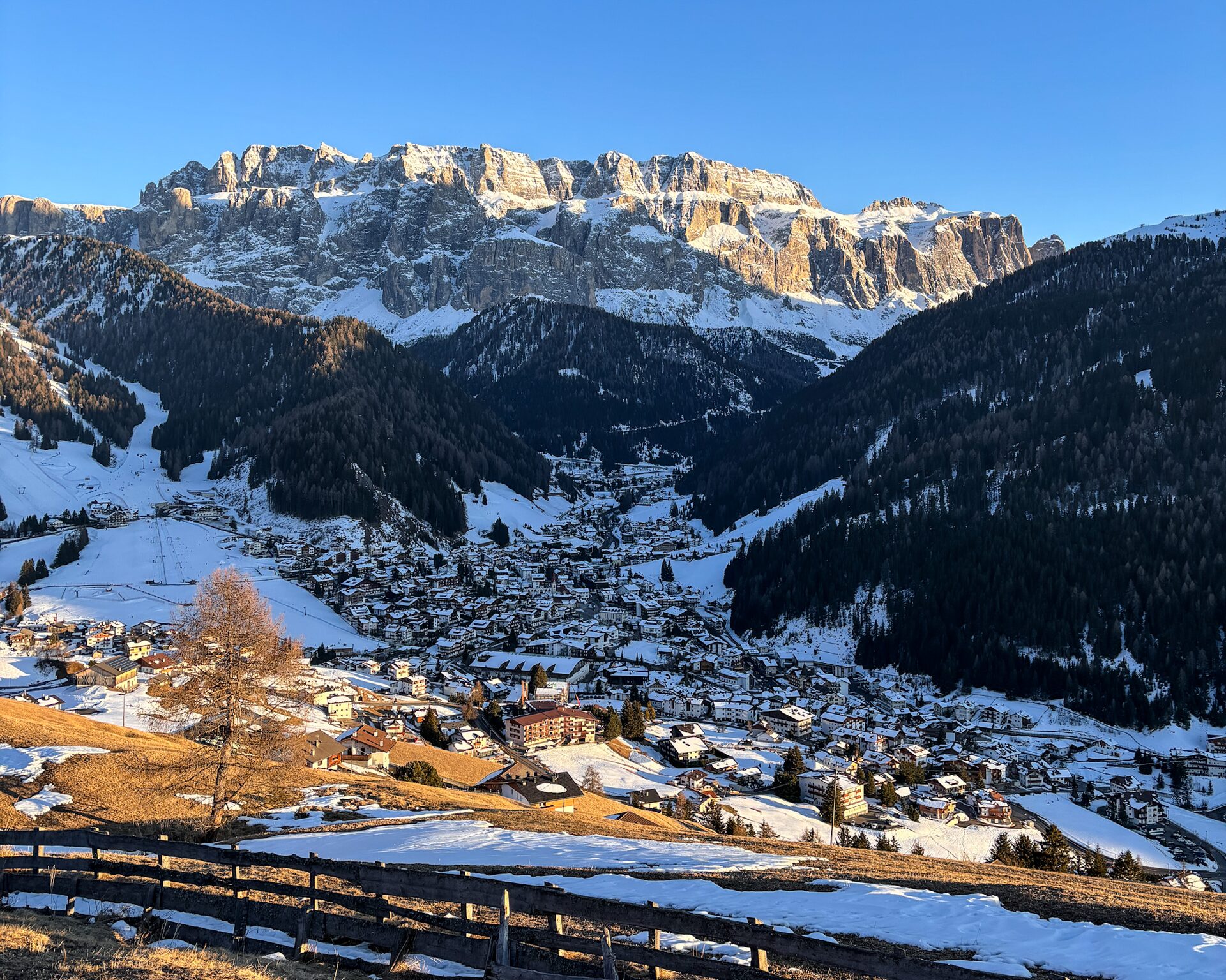 Selva di Val Gardena a 1.563 m — porta d'accesso al Sellaronda con 175 km di piste da sci